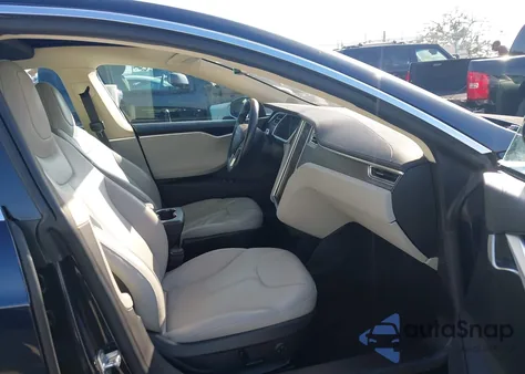 2013 Tesla Model S z USA, uszkodzony, nr VIN 5YJSA1CN6DFP17285